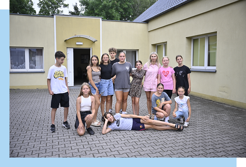 Zdjęcie wykonano we wnętrzu ogromnej kopuły, która jest obserwatorium astronomicznym. Widoczny jest mężczyzna w okularach, trzymający laptopa. Stoi obok urządzenia przypominającego teleskop. Autorem fotografii jest Maciej Motylewski.