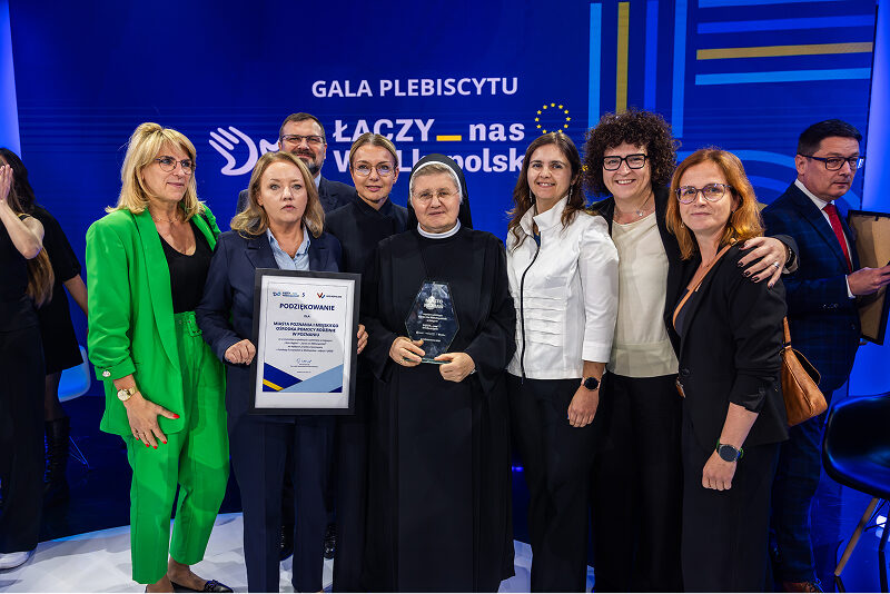 3 Na zdjęciu widać sporą grupę uśmiechniętych, elegancko ubranych osób. Wśród nich jest także zakonnica, trzymająca statuetkę za zwycięstwo w plebiscycie. Fotografia pochodzi z archiwum Urzędu Marszałkowskiego Województwa Wielkopolskiego.
